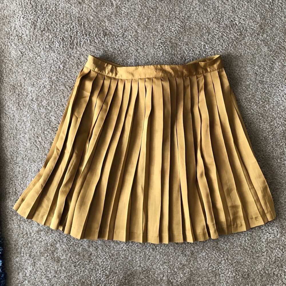 Gap- Pleated gold skirt